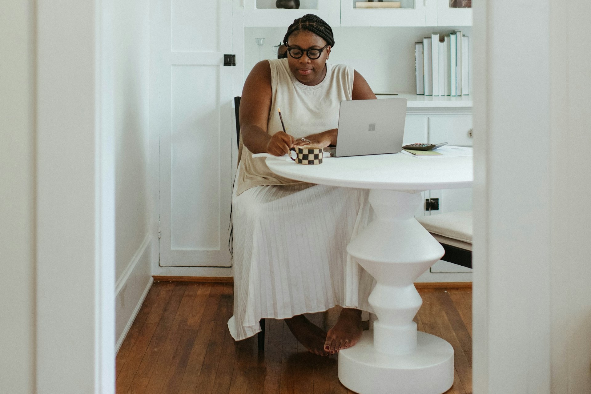 Formatrice En Ligne Avec Bureau Blanc